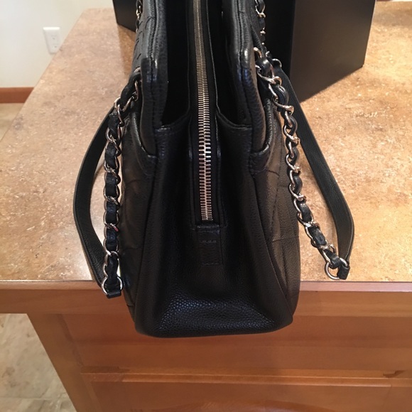 (Authentic) Chanel handbag - Picture 2 of 3